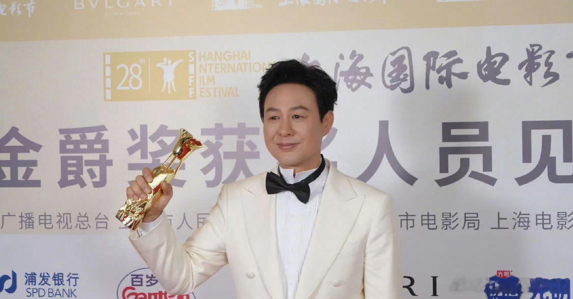 张颂文纳闷大家都在问他见义勇为不管是谁见义勇为都值得表扬，现在的社会，很多人都是
