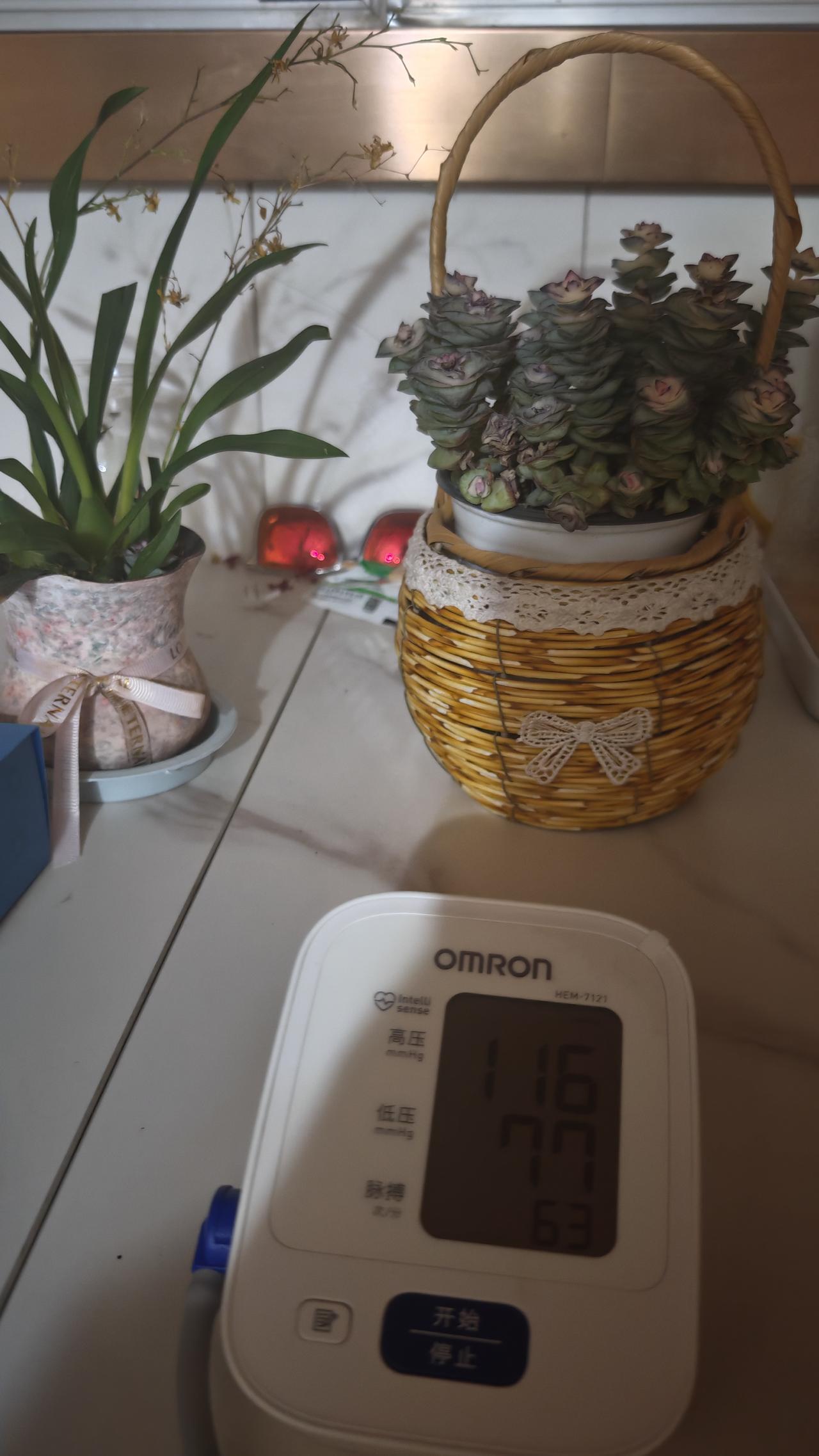 睡前测了下血压，作为55岁女人，不吃药能有这血压值，我还挺得意。55岁女性正常收