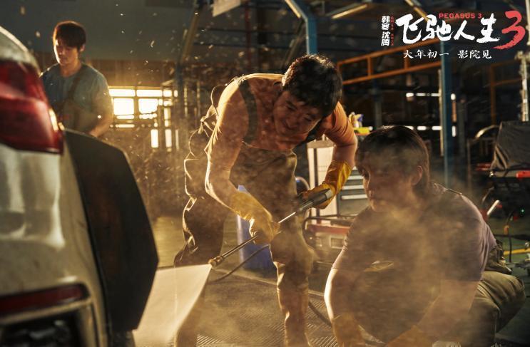 罕见，跟圈内的经纪人聊完才知道，韩寒拍《飞驰人生》时，那个让黄景瑜置身其中的豪车