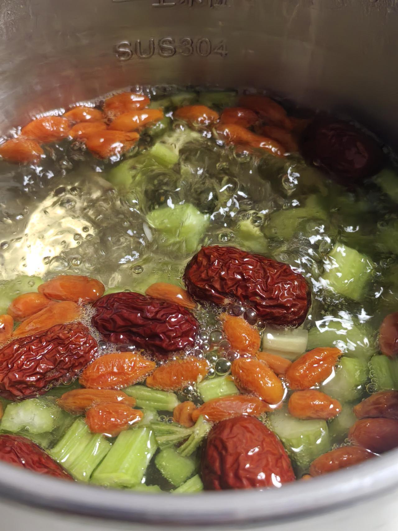 《素食斋》第74天
晚餐简单素菜汤，
芹菜枸杞若羌枣。
再来一点核桃酥，
你说简