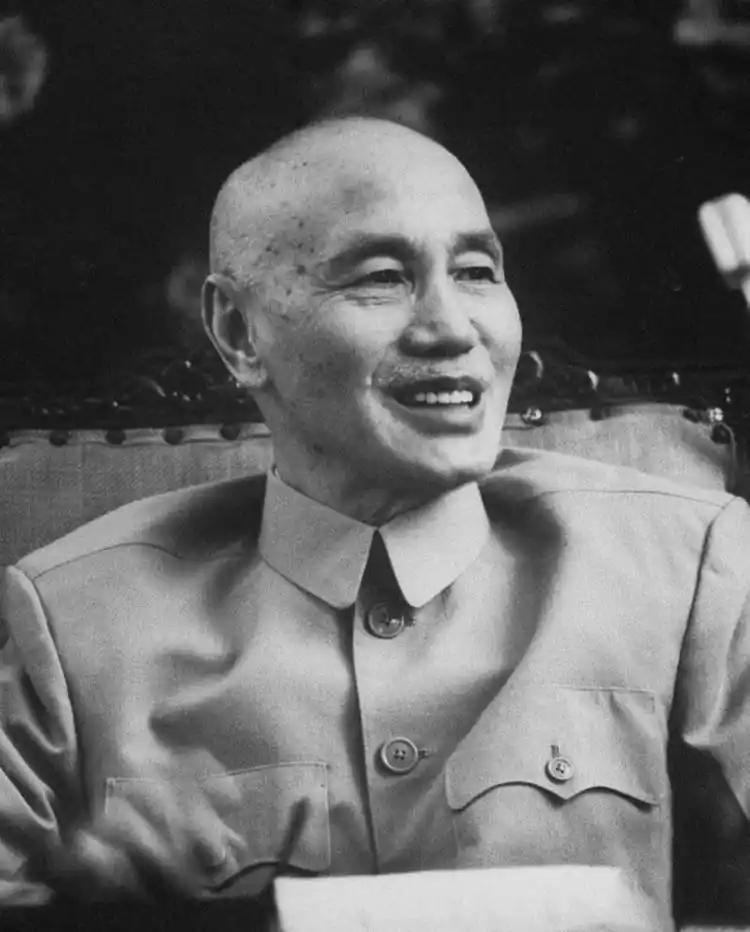 1949年，下野的蒋介石到台湾后，在台湾主政的陈诚马上把权力交还给蒋介石。蒋介石