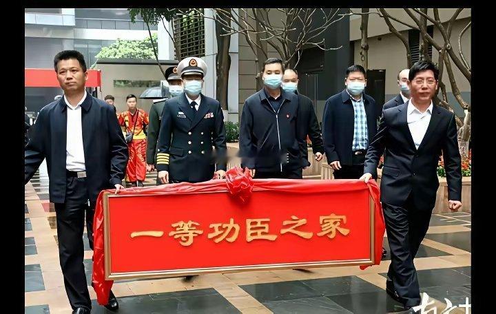 八一队解散前，八一队留给樊振东最后一道保护屏障，是这块牌匾留给八一队的那些小队员