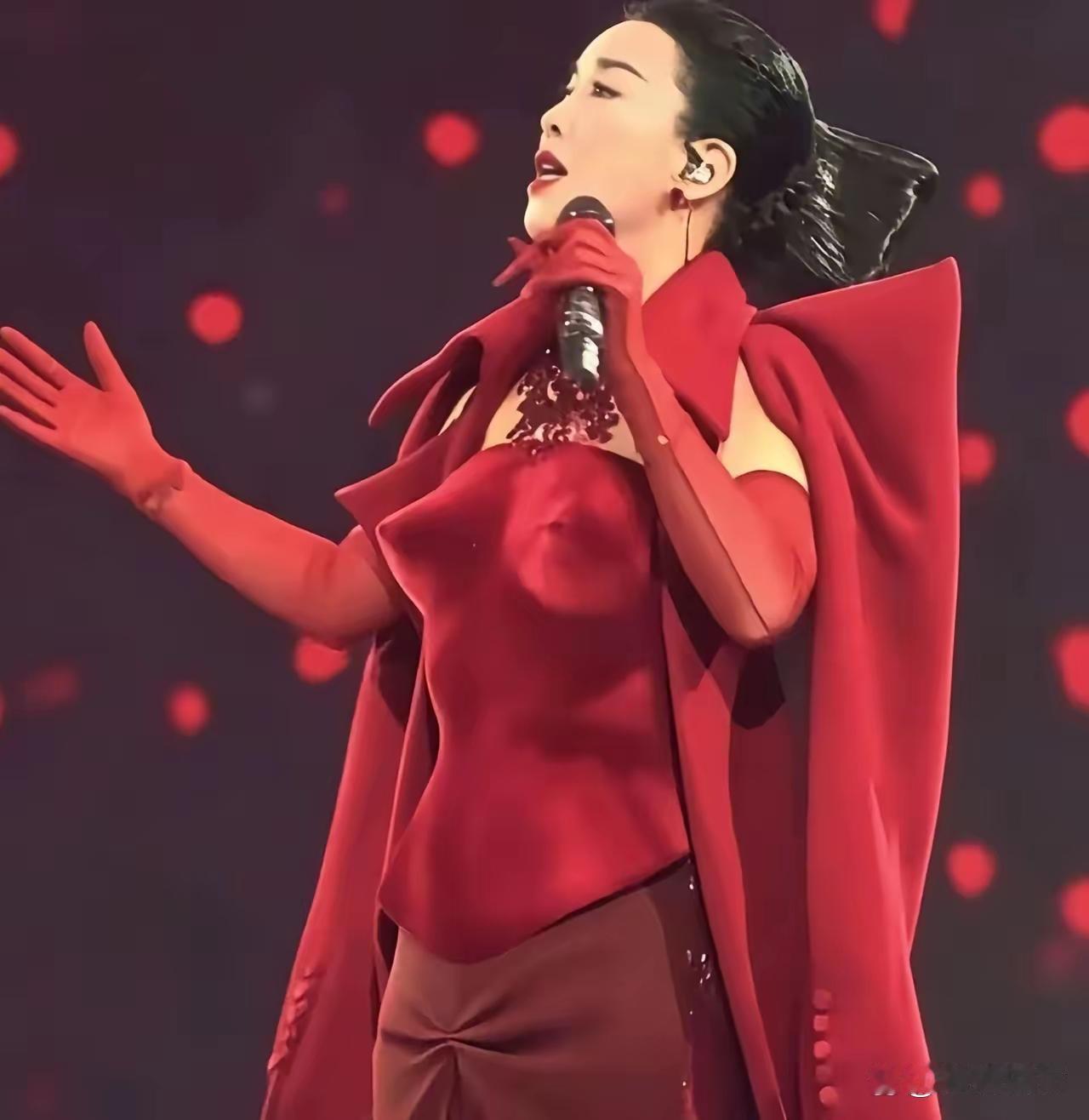 那英今天南京演唱会的三大隐忧，真的不可小觑！
第一，这次还会有多少圈内明星来捧场