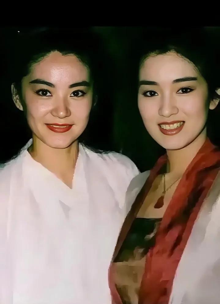 没看出林青霞有多美，感觉巩俐赢麻了
五官，巩俐赢了
气质，巩俐赢了
肤色，巩俐赢