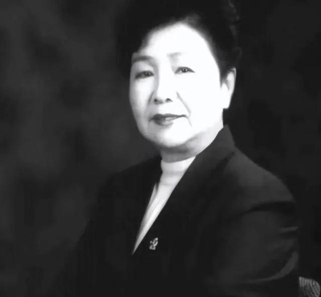 “毒害30万婴儿的“三鹿奶粉”董事长田文华原被判无期徒刑。然而，因为在狱中“态度