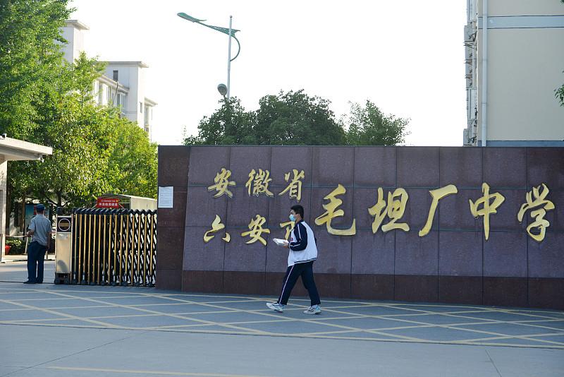 毛坦厂门口排着队交学费的队伍，看着真的五味杂陈，一年连吃带住五万的开销，不少家长
