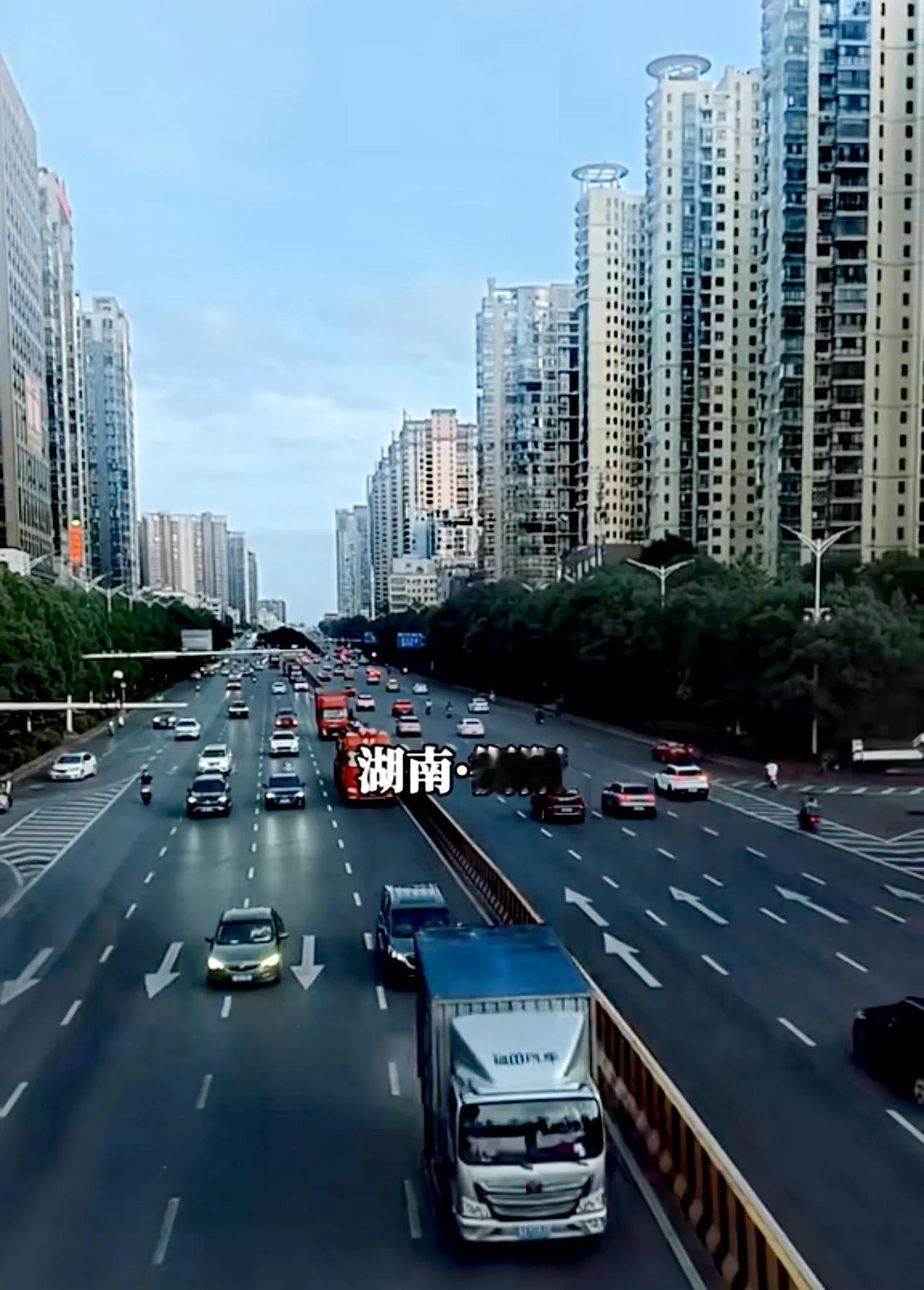 衡阳市区的这些路，没有大货车的长期通行，或者是不允许大货车通行，城市道路看起来还