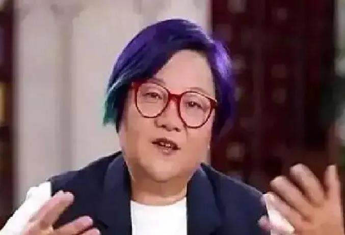 洪晃一句话，把两“名媛”的底裤扒了。她说，田朴珺、杨澜把欧美礼仪当圣经，连端茶都