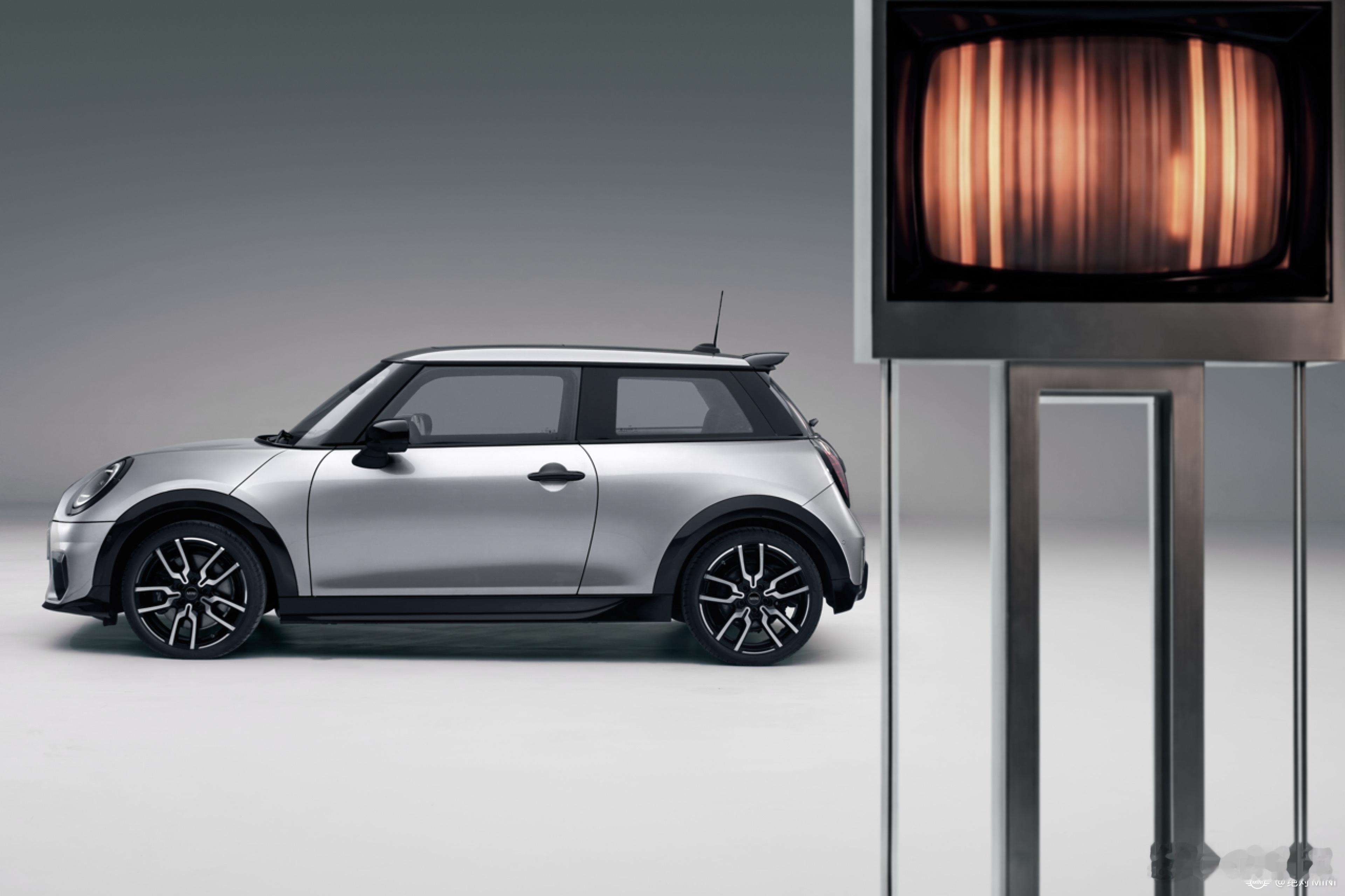 MINI最新限量版，银色调频，太赞了。一想到要配绿牌，我就解毒了…好在这次有燃油