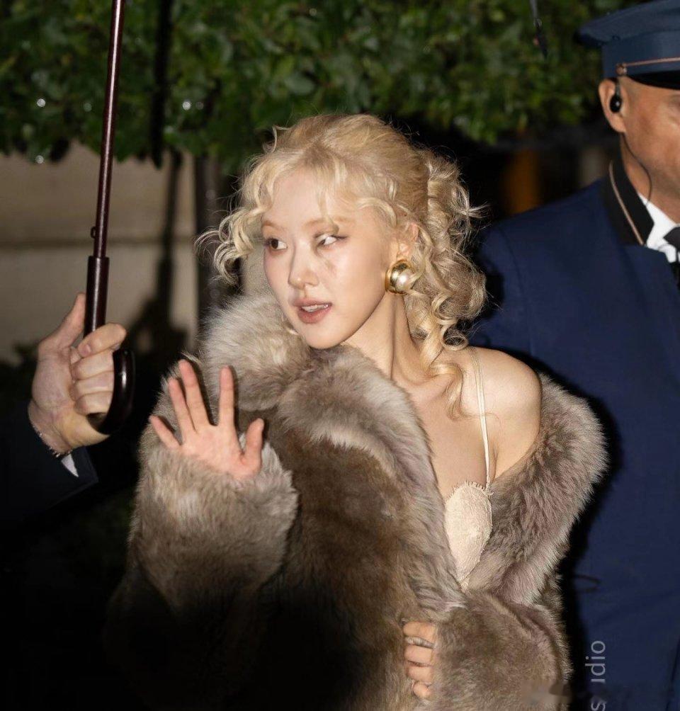 朴彩英这个卷发好好看，整体装扮很特别 ​​​