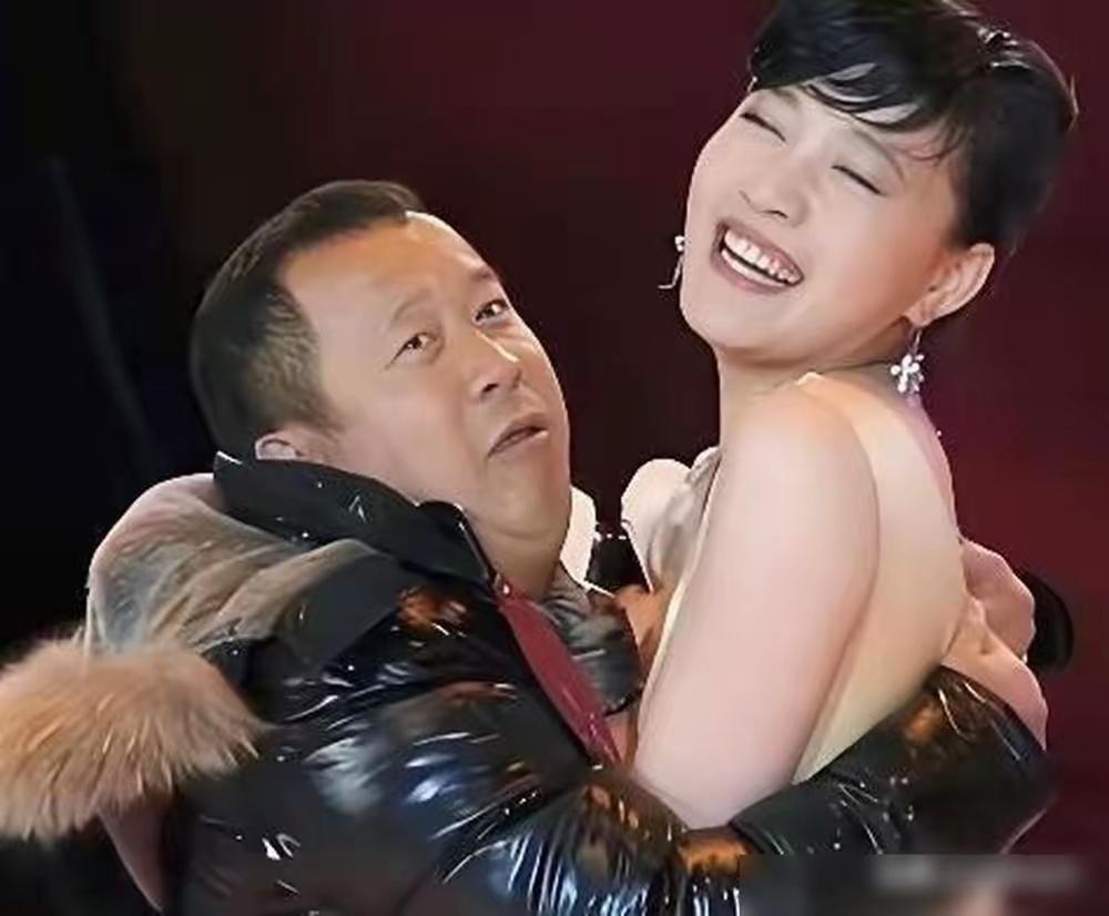 不知道为什么，这动作让人看得直犯恶心~怎么会做这样的姿势呢？
别人是新人，可能不