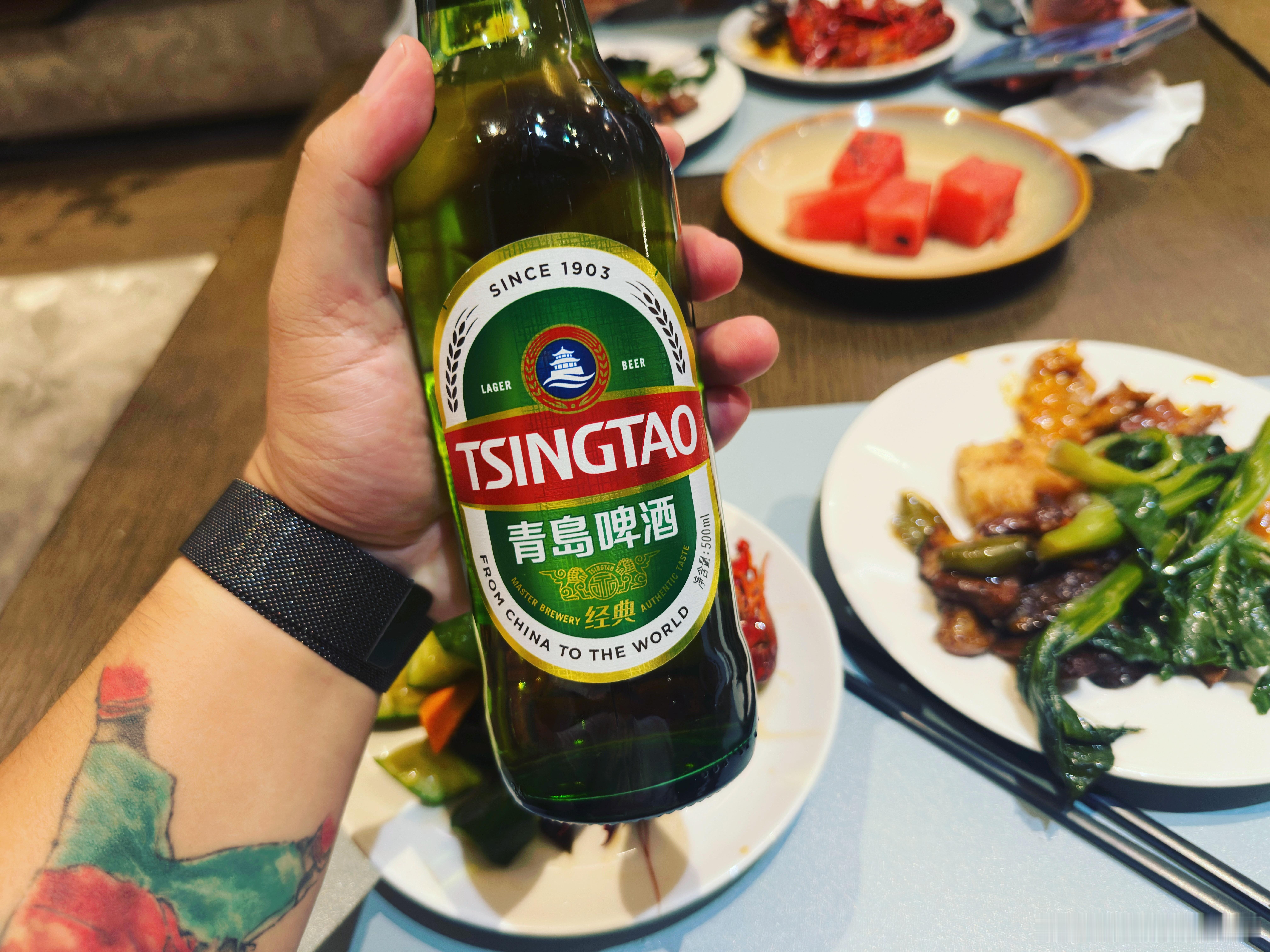 来到青岛就得尝一尝青岛特色，酒店喝得不过瘾，出来找个海鲜大排档继续喝！青岛啤酒确