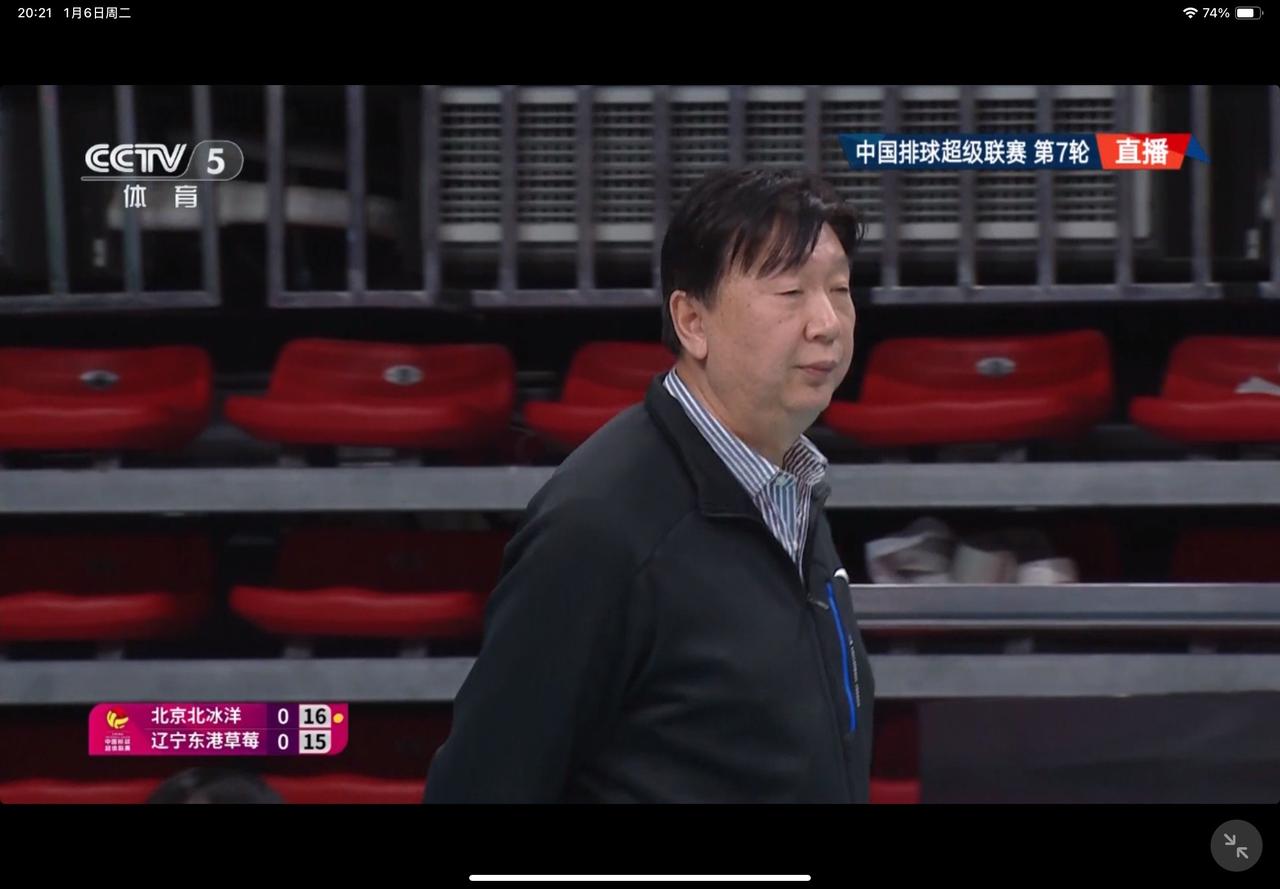 辽宁女排的新帅李海运果然有两把刷子，首局中段以后竟然压着北京打，有望先拿下一局，