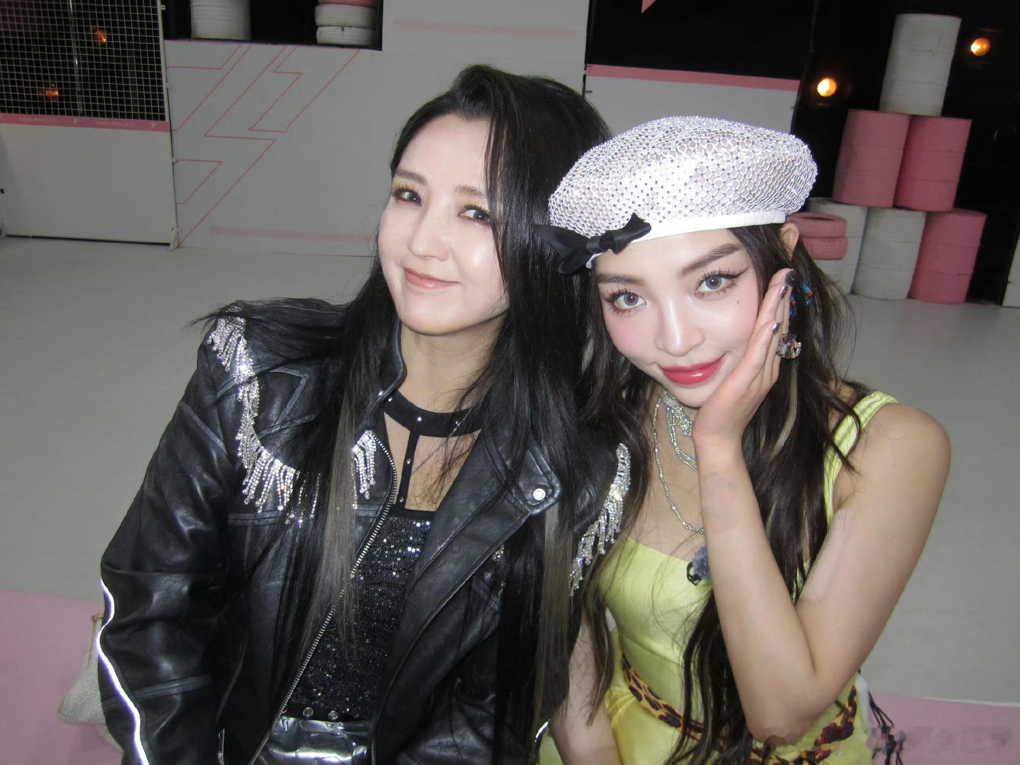 VaVa在乘风破浪里与其他明星姐姐们的同框美照。 ​​​