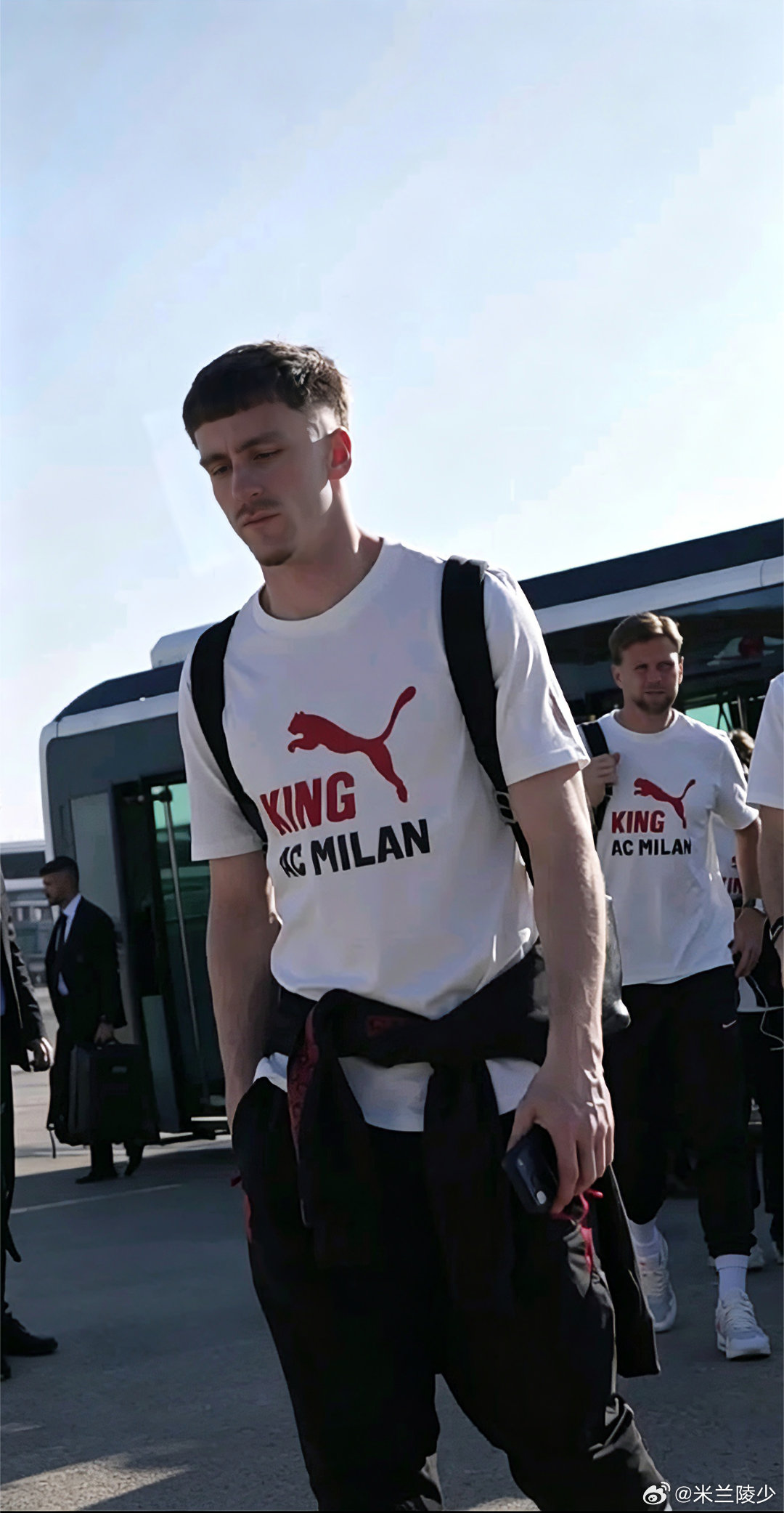 米兰出发那不勒斯挑战强敌，看起来意大利天气不错，已经入夏了，球员们都开始传短袖了