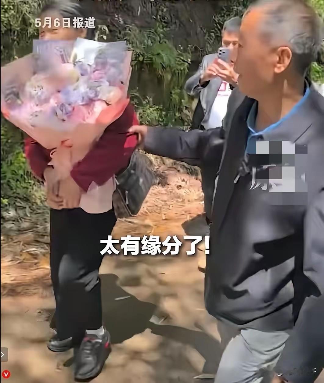 缘分实在太奇妙！5月6日都市现场报道，四川发生一桩离奇巧合，男子在家刷短视频时，