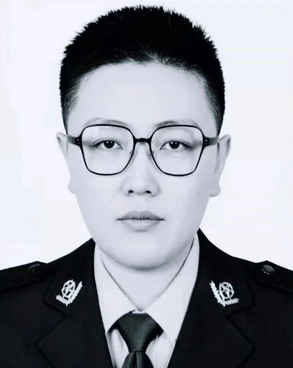 30岁副所长陈佳鑫，不幸牺牲
为救欲轻生的群众，内蒙古包头女警陈佳鑫不幸牺牲，生
