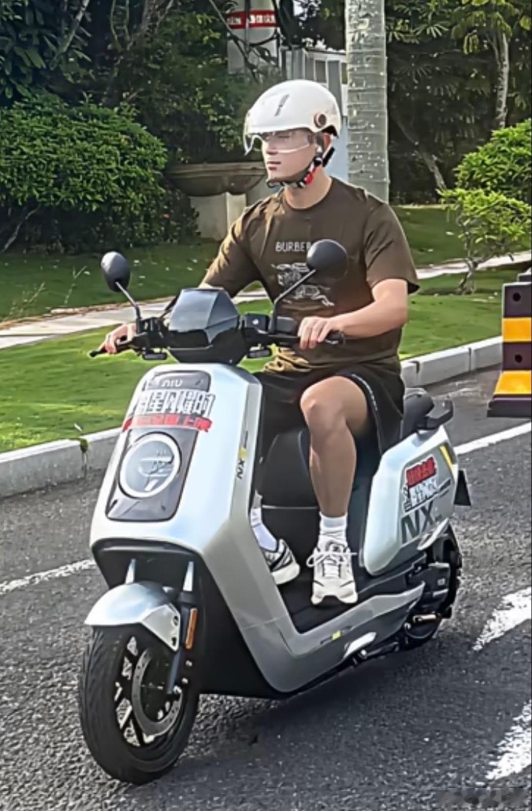 吴磊今天在海南骑电动车宣传电影《群星闪耀时》，也带上黄渤了。不知道大家这两天有没