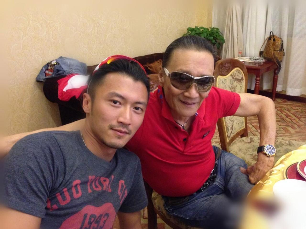 谢贤和儿孙合影亲密，他好宠两个孙子的，毕竟隔辈亲。