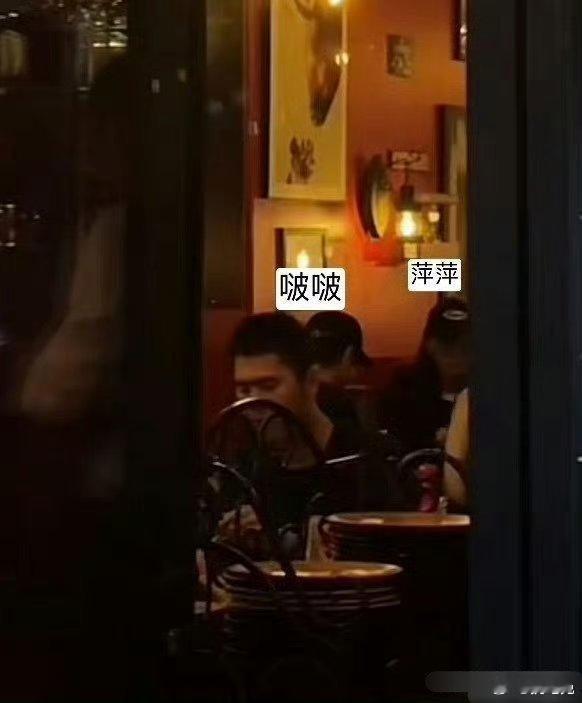 王一博和女经纪人一起在法国吃鹅肝～他对工作人员还真好，经常看到穿同款的品牌服饰[