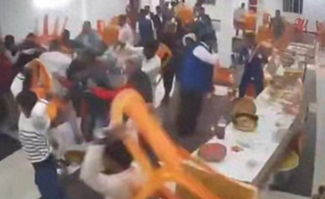 在婚礼上被发现吃甜点，印度11岁男孩被餐饮承包商扔进燃烧的烤炉！

谁能想到，一