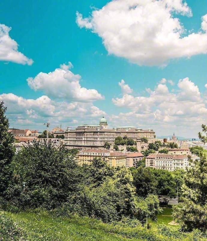 布达佩斯位于多瑙河畔。多瑙河在这里离开匈牙利中部的山区，进入匈牙利大平原，地质上