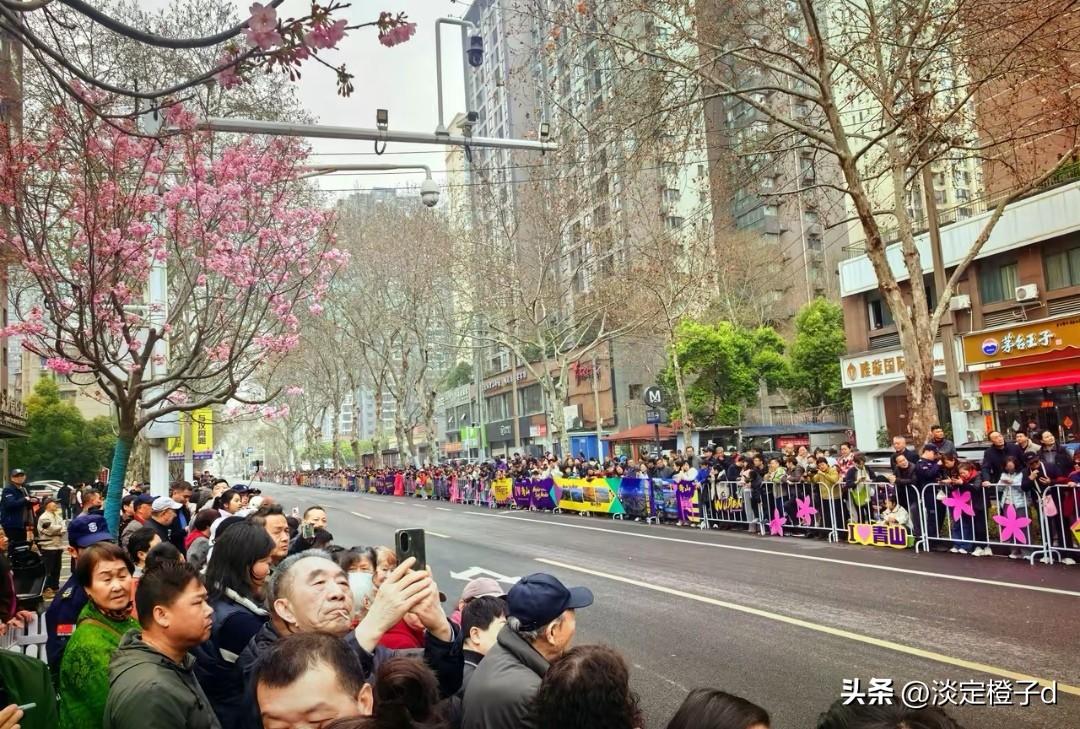 2026汉马新终点青山彻底走红。
新观点指向汉马全马终点首落青山江滩，打破武汉赛