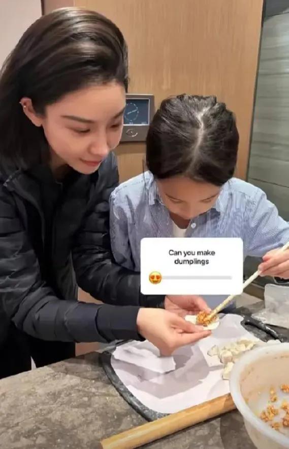 齐娇养孩子并不溺爱，家里有钱请保姆，可是齐娇还是在家里教大女儿包饺子。齐娇离开了