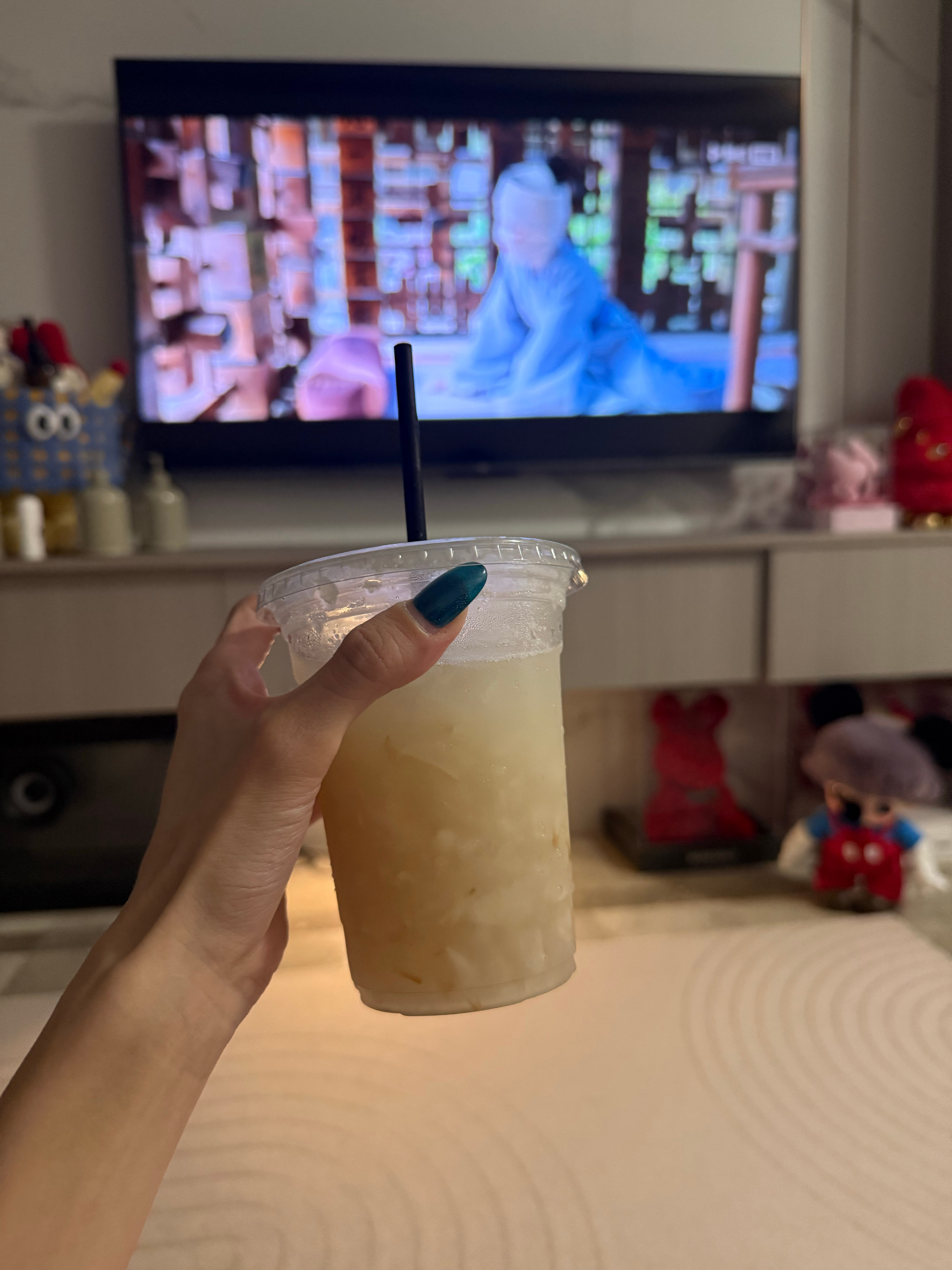 用朋友送的荔枝做了荔枝冰茶看藏海传 ​​​