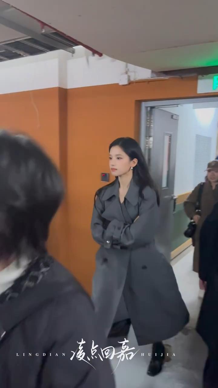 这个婧仪黑长直好美，感觉香气飘过来了！ 