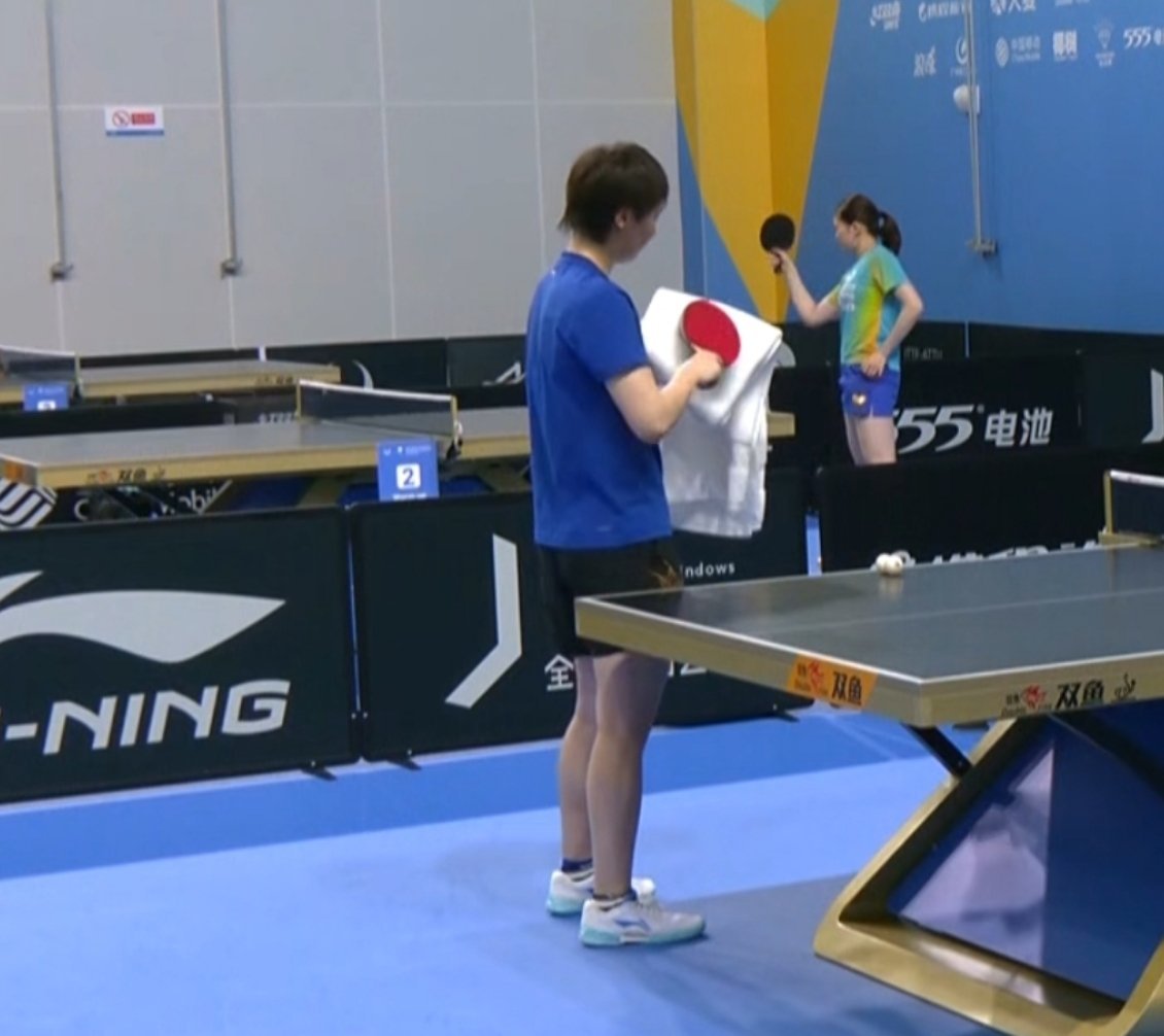 是真的很潮，用毛巾擦擦球拍南方最近又开始潮到不行了 