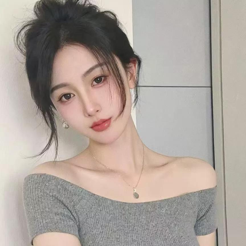温柔优雅的少女，灰色连衣裙的清新美