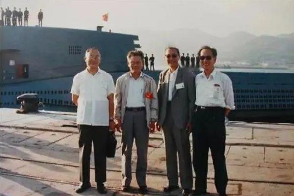 核潜艇四人总设计师，一张罕见的合影，这张照片拍摄于1988年9月，南海的军港码头