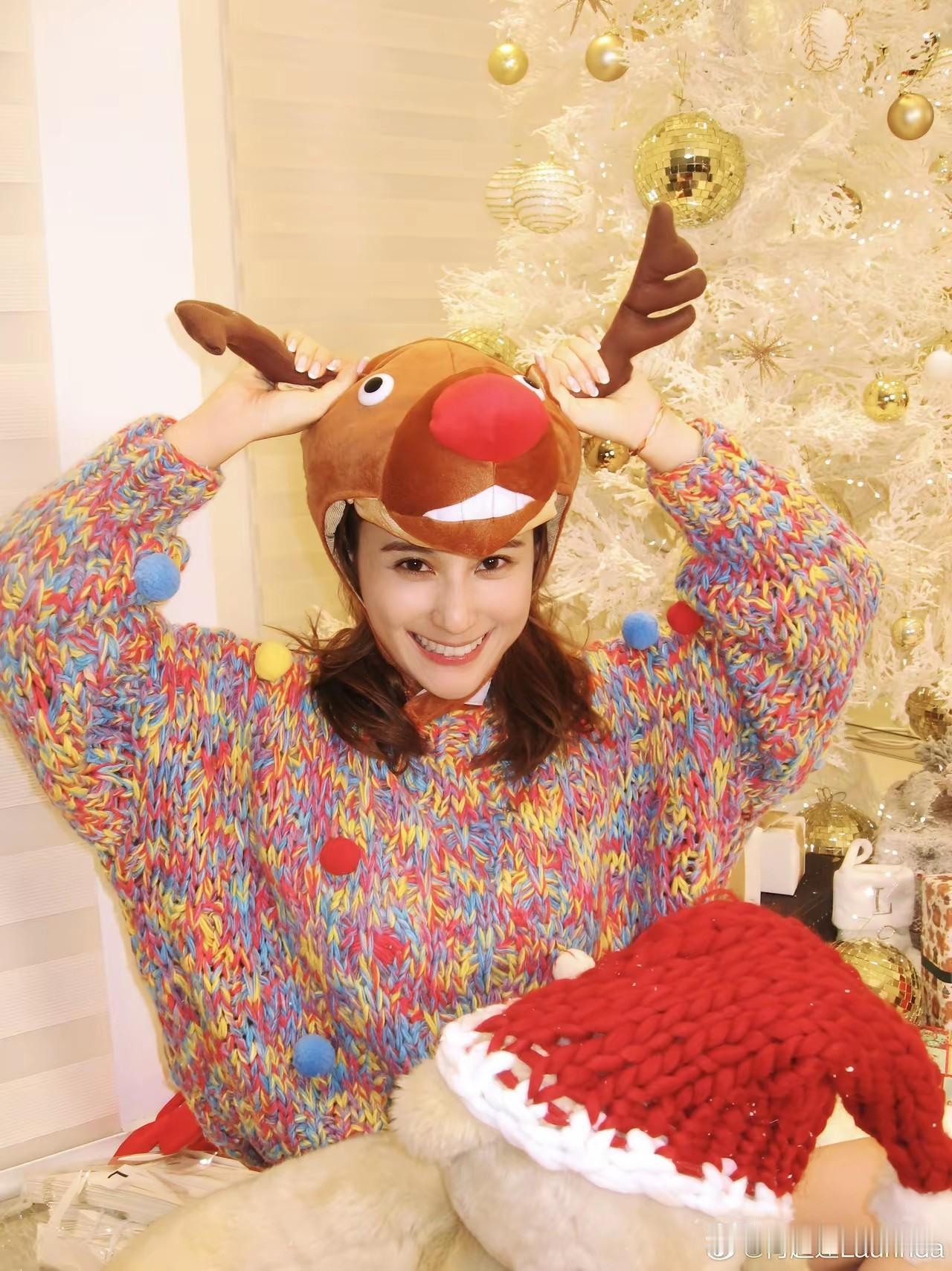 何超莲过圣诞真的没有窦骁，窦骁这是怎么了？
何超莲生日照片，过节日照片，真的就没