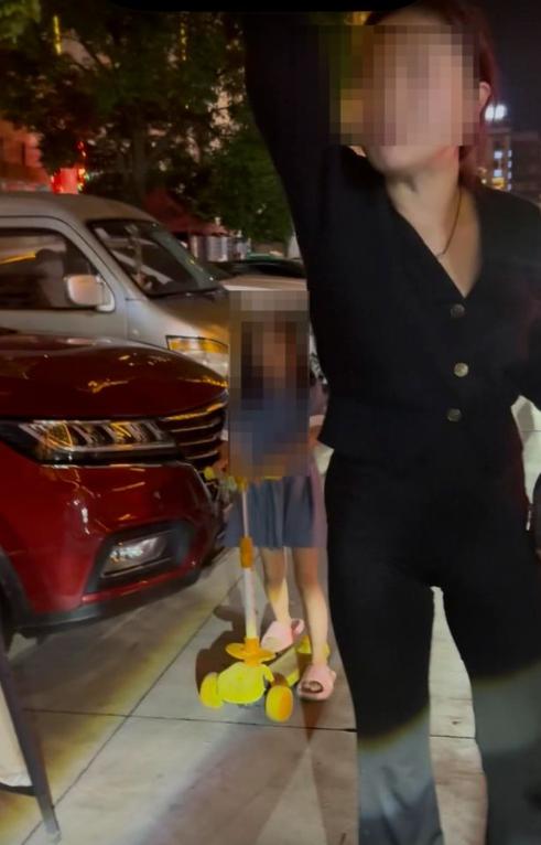 上海一对夫妻自驾到云南曲靖游玩，岂料途中一辆奔驰车挡住去路等人上车。等待约30秒