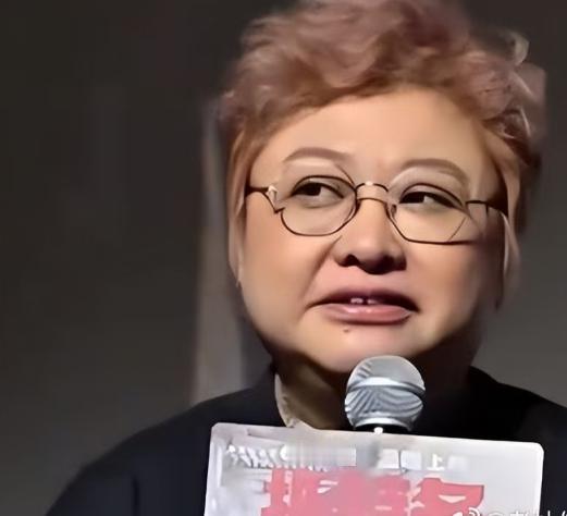 一分钱都没给？7月8日，记者杜恩湖引述北京音乐圈权威人士的说法，将韩红与《天路》