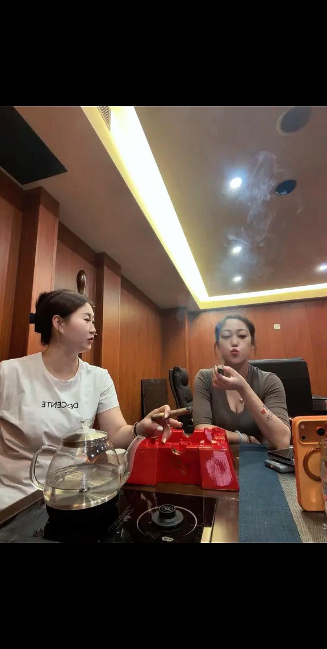 能和一个人长久的做朋友，分享自己的卑微和坦荡，真是人生幸事。有茶你有故事吗 女茄