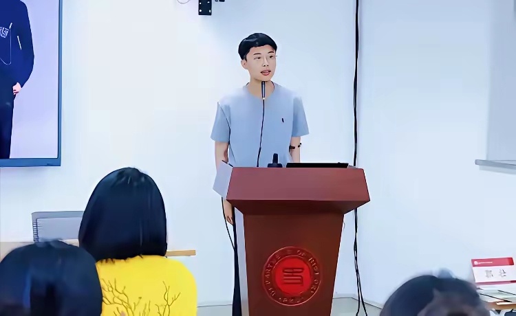 郭有才去北大读书非常积极，坐在第一排，还上台演讲，分享学习到的知识。