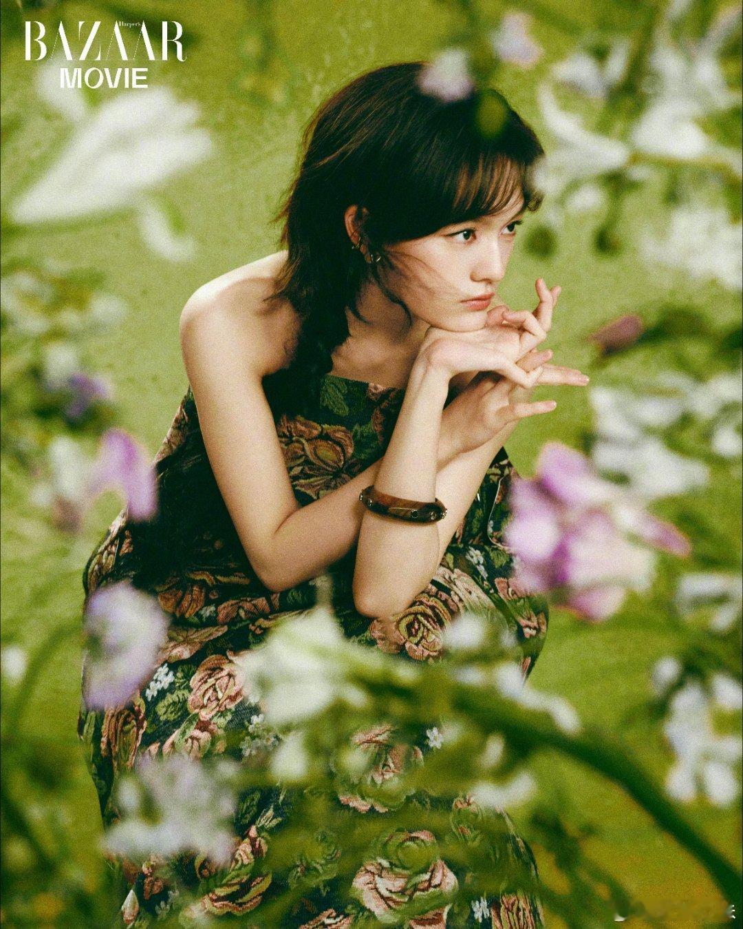 文淇在芭莎电影五月刊，春日与花，绽放的生命力。芭莎电影文淇盛春之年五月刊封面