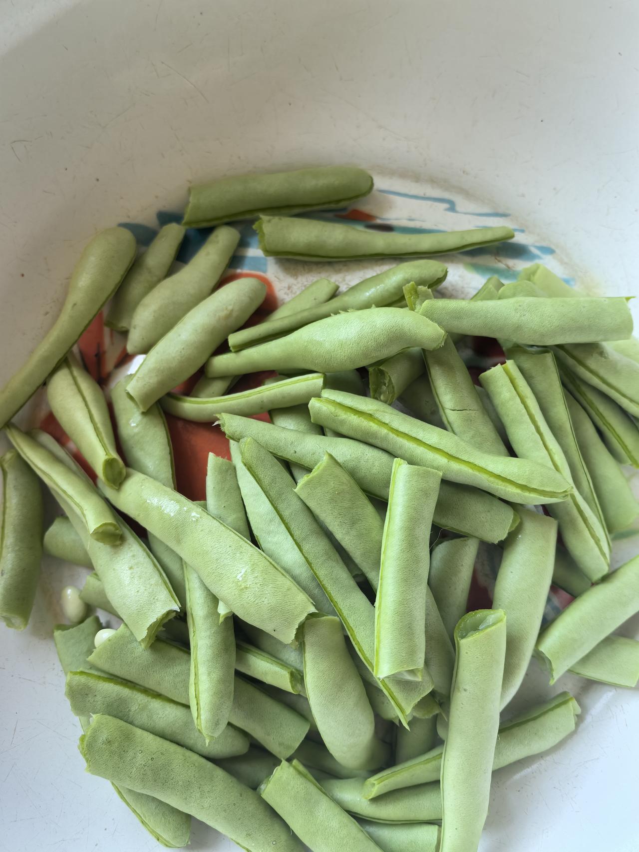 夏日生活打卡季天气这么热，幸亏有个院子，种了自己喜欢的菜，今天想吃蒸面了，顺手摘