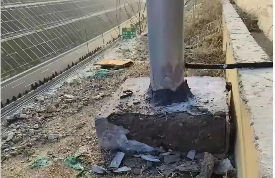 胆大包天！
投资三个亿的监测系统，底座混凝土竟然用手就能扳开，这是演都不演了，胆