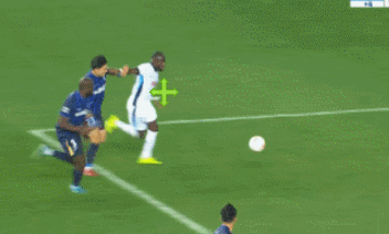 争议点球？阿奇姆彭摔倒，武汉三镇被判点。
武汉三镇对阵大连英博的上半场最后几分钟