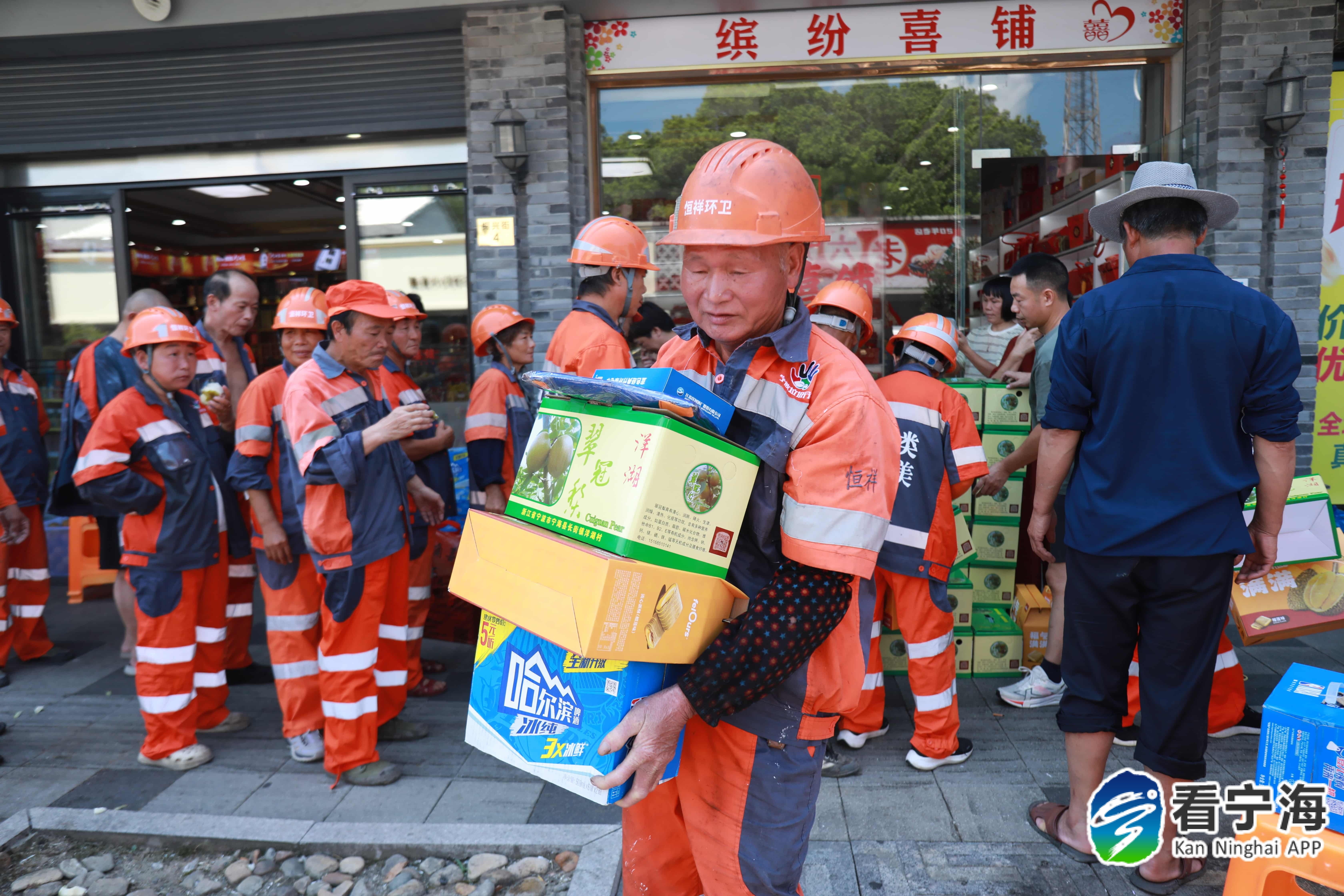 宁波宁海老店二十余年爱心送清凉 近日，梅林街道振兴街经营23年的缤纷喜铺开展爱心