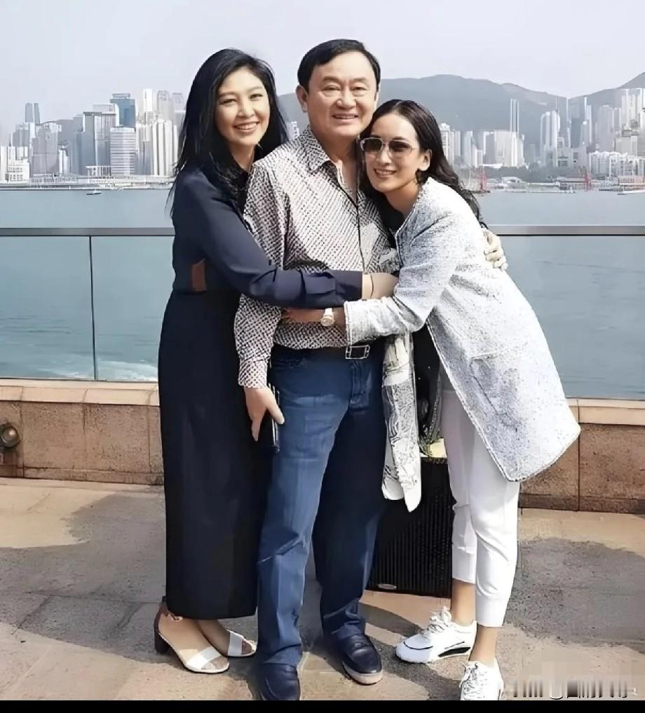 他信与其培养女儿佩通坦，还不如出钱帮妹妹英拉还债，将她接回泰国，为他信家族主持大