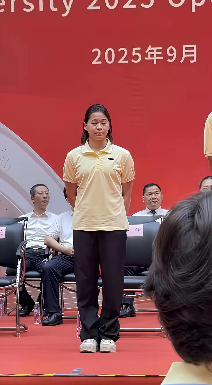 全红婵现身暨大开学典礼，身材变壮、身高超1米6的话题又被热议。

不少人盯着她的