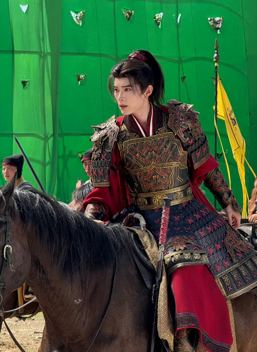 终于等到周翊然穿铠甲了剧集翘楚 谁能抵挡这般英武模样，铠甲赋予锋芒，少年自带澄澈