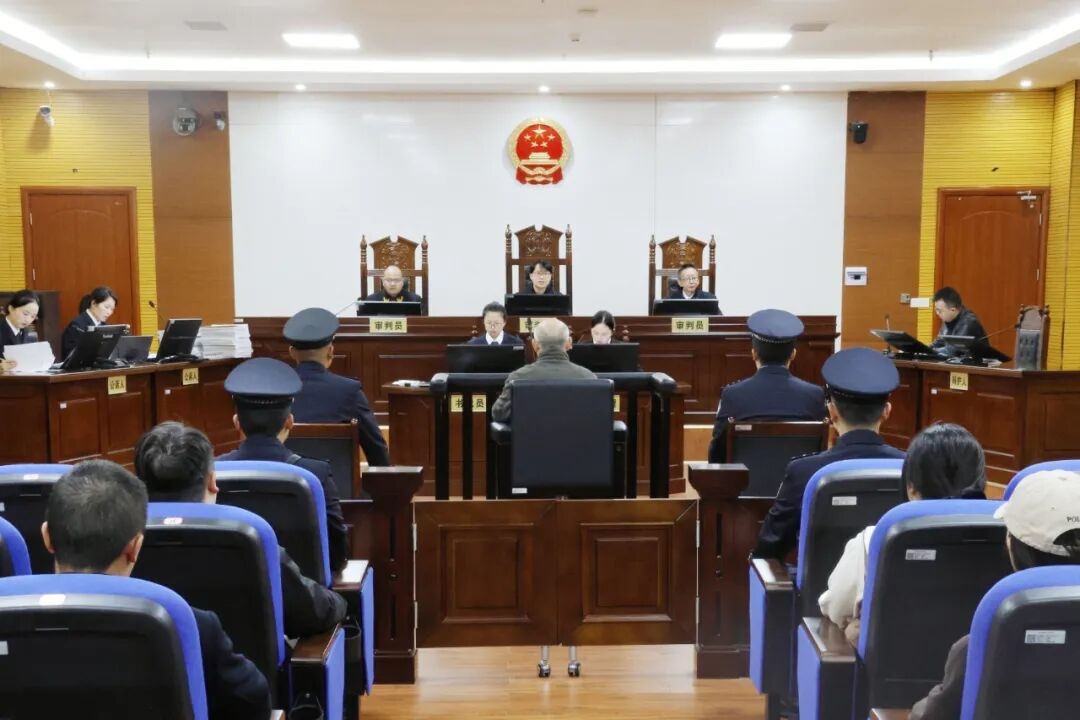 涉案超800万，贵州省住建厅原厅长李光荣受审，退休后7年受贿71万余元