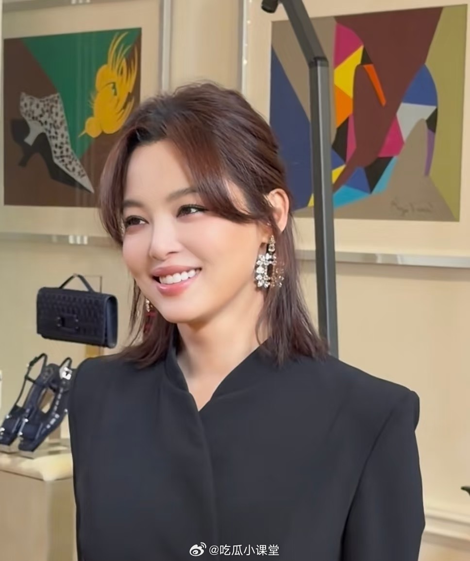 辛芷蕾巴黎时装周新造型刷到辛芷蕾离场那会儿一步三回头跟粉丝打招呼，真的一秒破功—