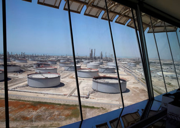 【#伊朗袭击沙特炼油厂被拦截后引发火灾#】 沙特通讯社报道，沙特国防部表示，3月