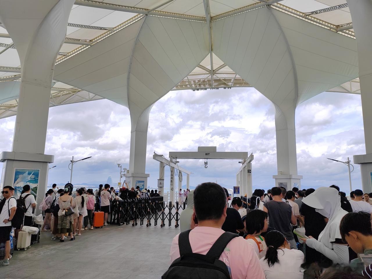 中午12：30蜈支洲岛最后一拨游客全部离岛，听说是台风来了个回马枪，住岛客人大约